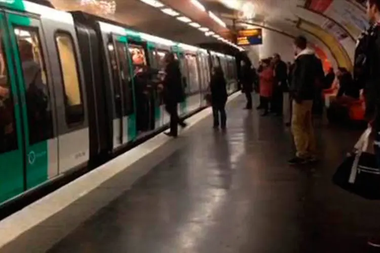 Vídeo do jornal britânico The Guardian mostra passageiro negro sendo expulso por torcedores do Chelsea no metrô de Paris  (AFP)