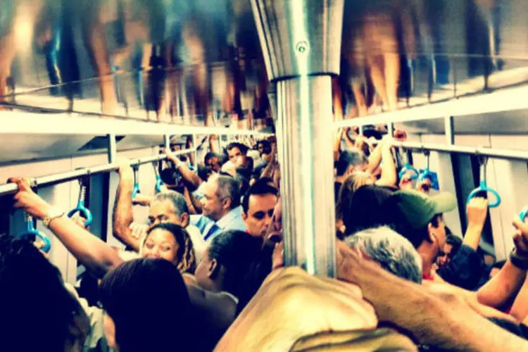
	Trem lotado no Rio de Janeiro: ontem foi dia de arrast&atilde;o
 (Reprodução/canseidesersardinha.tumblr.com)