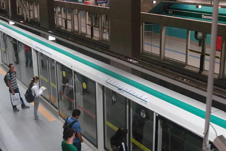 
	Passageiros na Esta&ccedil;&atilde;o Sacom&atilde;: passageiros da linha 2-Verde relataram a presen&ccedil;a de fuma&ccedil;a e um forte cheiro de queimado entre as esta&ccedil;&otilde;es Sacom&atilde; e Tamanduate&iacute;
 (Leo Santos / Wikimedia Commons)