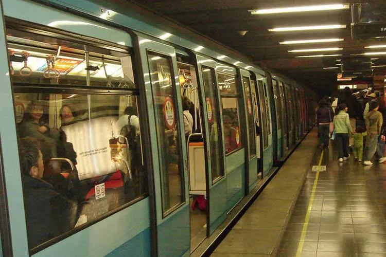 
	Metr&ocirc; no Chile: dentre metr&ocirc;s que t&ecirc;m cobertura na AL, 30% possuem conectividade total
 (Mario Roberto Durán Ortiz/Wikimedia Commons)