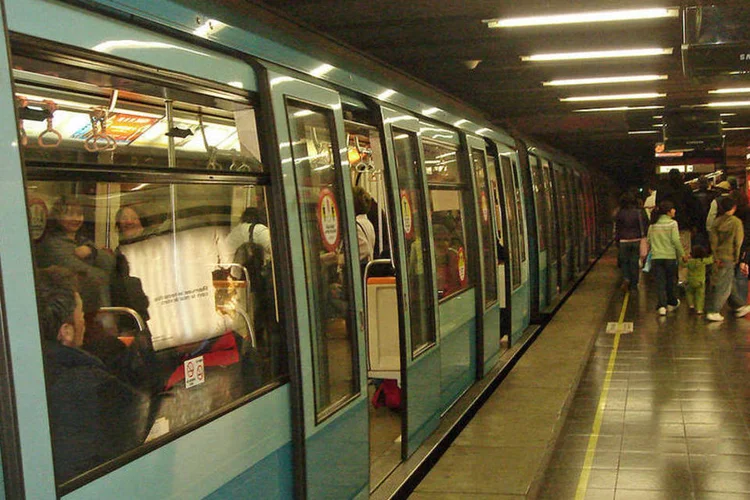 
	Esta&ccedil;&atilde;o do metr&ocirc; de Santiago: artefato causou poucos danos e n&atilde;o deixou v&iacute;timas
 (Mario Roberto Durán Ortiz/Wikimedia Commons)