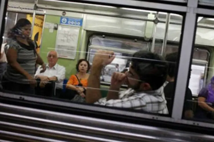 Renovação do metrô está sendo antecipada pelo governo de São Paulo a um custo total de 2,2 bilhões de dólares (.)