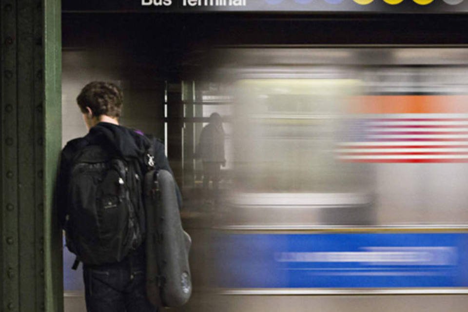Homem morre após ser empurrado para trilho do metrô de NY