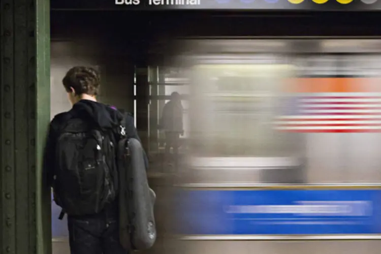 
	Homem espera pelo trem do Metr&ocirc; em Nova York: mulher hisp&acirc;nica &eacute; a suspeita de ter empurrado homem sobre os trilhos em uma esta&ccedil;&atilde;o do Queens
 (Andrew Burton/Reuters)