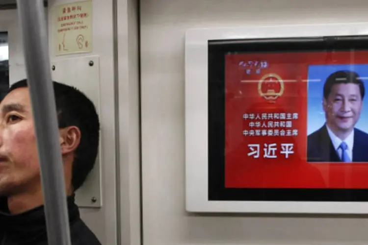 Tela em metrô exibe imagem do presidente recém-eleito da China Xi Jinping, em Xangai (REUTERS / Carlos Barria)