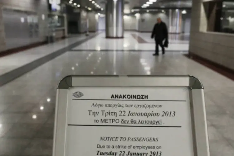 
	Placa informa passageiros sobre a greve dos funcion&aacute;rios do metr&ocirc; de Atenas, na Gr&eacute;cia
 (REUTERS / John Kolesidis)