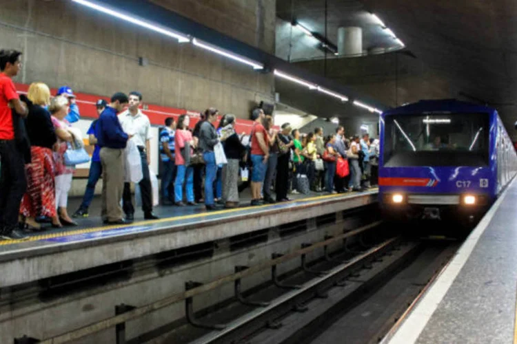 
	Linha 3-Vermelha do Metr&ocirc; de S&atilde;o Paulo: trem K07 teve falhas de fechamento numa das portas, o que o fez ficar parado na Esta&ccedil;&atilde;o S&eacute; em pleno hor&aacute;rio de pico
 (LUIZ AYMAR/VIAGEM E TURISMO)