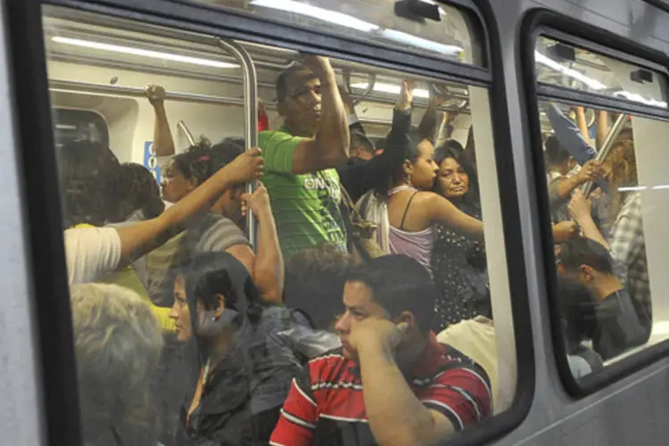 Metrô de Brasília lotado por conta de greve dos rodoviários: para amenizar a situação, o metrô começou a funcionar uma hora e meia mais cedo que o habitual, às 5h30 (Antonio Cruz/ABr)