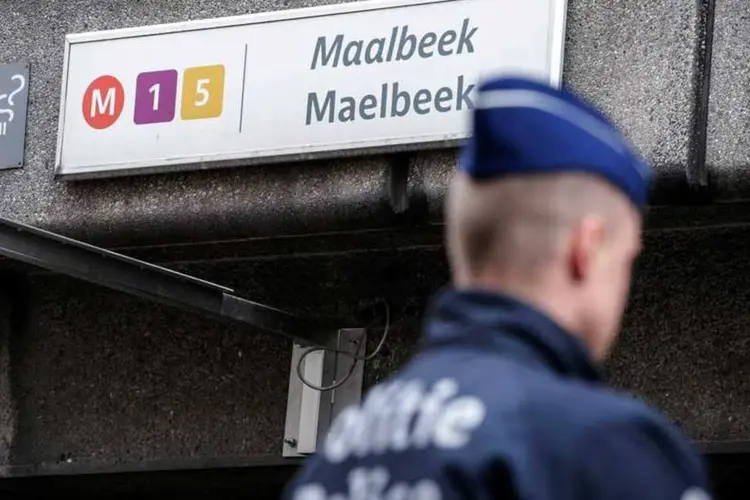 
	Policial faz vigia em frente a metr&ocirc; em Bruxelas ap&oacute;s ataque: por enquanto, identidade de novo suspeito ainda &eacute; desconhecida
 (REUTERS/Thierry Roge)