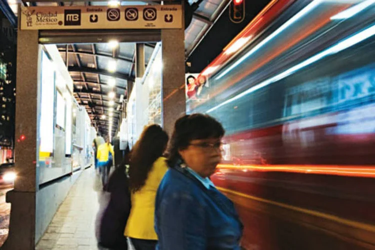 
	A populosa capital mexicana construiu um sistema em massa de transporte, tamb&eacute;m conhecido como Metrobus, para alternar com o metr&ocirc; e aliviar o ca&oacute;tico tr&acirc;nsito da zona metropolitana
 (Omar Torres/AFP)