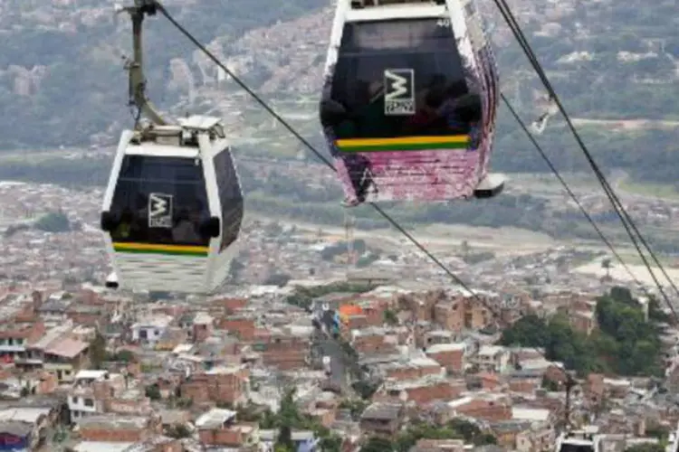 Bonde "Metrocable" no bairro de Santo Domingo: segundo estudo, taxa de homicídios nos bairros pobres de Medellín que têm Metrocable despencou 66% entre 2003 e 2008 (AFP/Arquivos)