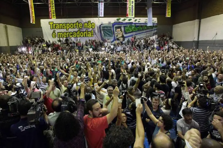 
	Metrovi&aacute;rios em assembleia: caso dos demais demitidos ainda est&aacute; sendo apreciado
 (Chico Ferreira/Reuters)