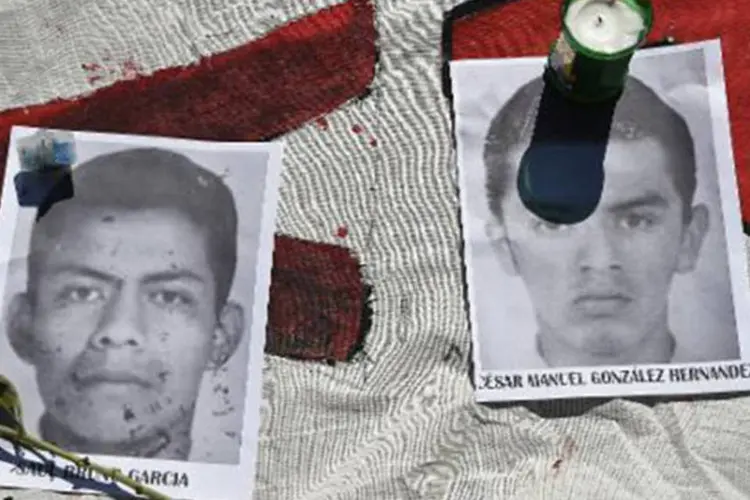 Retratos de estudantes desaparecidos são expostos durante protesto na Cidade do México, em 8 de outubro de 2014
 (RONALDO SCHEMIDT/AFP)