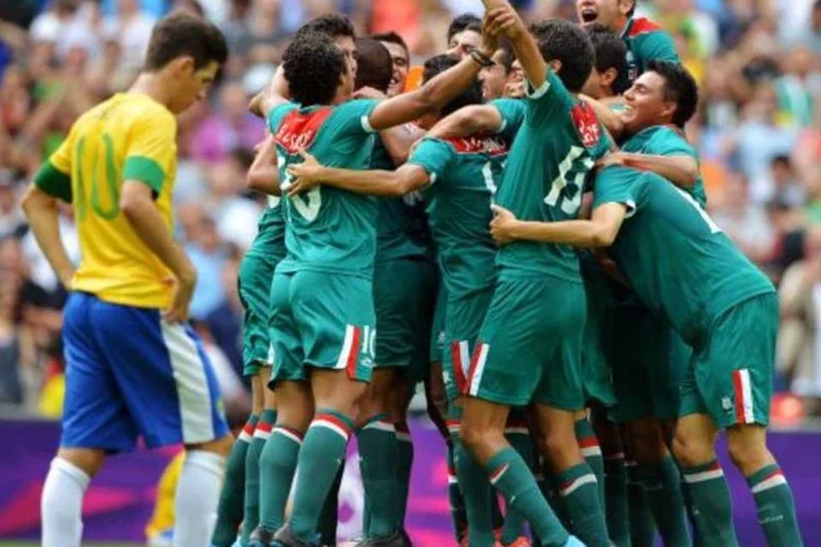 
	Sele&ccedil;&atilde;o do M&eacute;xico em partida de futebol: o t&eacute;cnico Herrera ainda est&aacute; come&ccedil;ando seu trabalho na sele&ccedil;&atilde;o mexicana - assumiu o cargo em outubro
 (.)