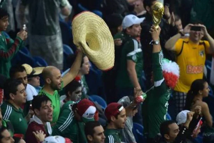 
	Mexicanos assistem &agrave; partida: jornal disse que torcedores gritaram insultos homof&oacute;bicos
 (Gabriel Bouys/AFP)