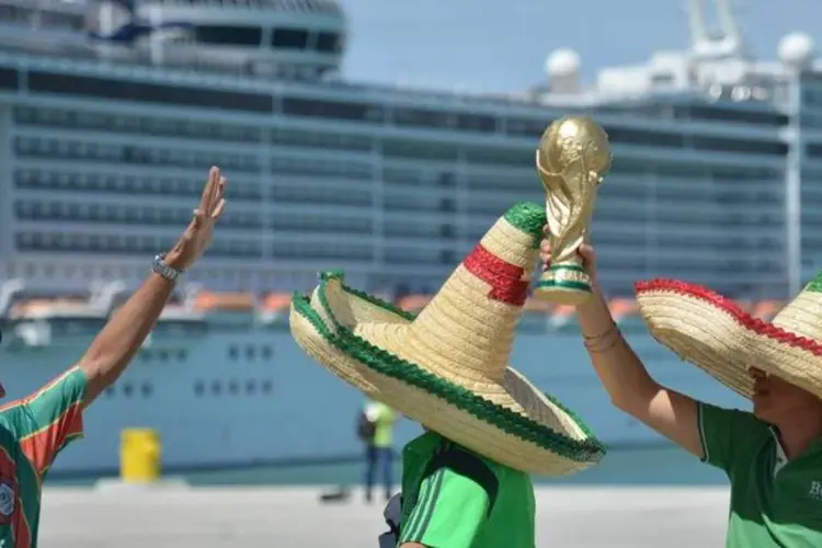 Torcedores mexicanos com réplica da taça da Copa, antes de jogo contra o Brasil (Marcello Casal Jr./ABr)