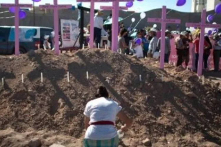Mulher reza em Ciudad Juarez durante manifestação contra as milhares de mortes provocadas pelo tráfico (Jesus Alcazar/Arquivo/AFP)