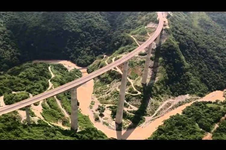 
	Estrada M&eacute;xico-Tuxpan: o acidente de tr&acirc;nsito ocorrido deixou tamb&eacute;m dez feridos
 (Reprodução/YouTube)