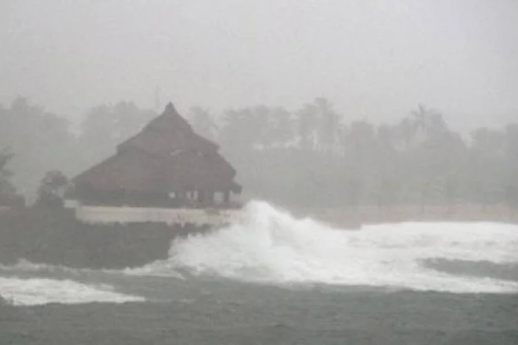 Jova, que chegou ao México como furacão, com ventos de 160 km/h, se transformou em tormenta tropical ao se deslocar sobre o continente (Alfredo Estrella/AFP)