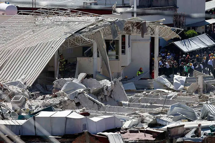 
	Equipe de resgate &eacute; vista ap&oacute;s explos&atilde;o em maternidade: os feridos s&atilde;o 73 pessoas
 (REUTERS/Edgard Garrido)