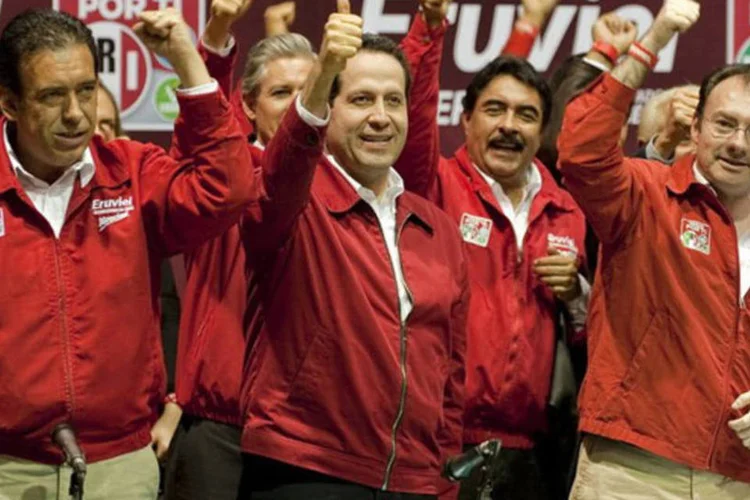 
	Humberto Moreira (E) comemora durante as elei&ccedil;&otilde;es estaduais do M&eacute;xico: o partido do atual presidente retornou ao poder ap&oacute;s ter governado o M&eacute;xico de 1929 a 2000
 (Alfredo Estrella/AFP)