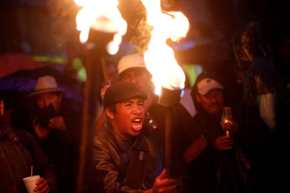 Professores retomam protesto após confrontos que mataram 10