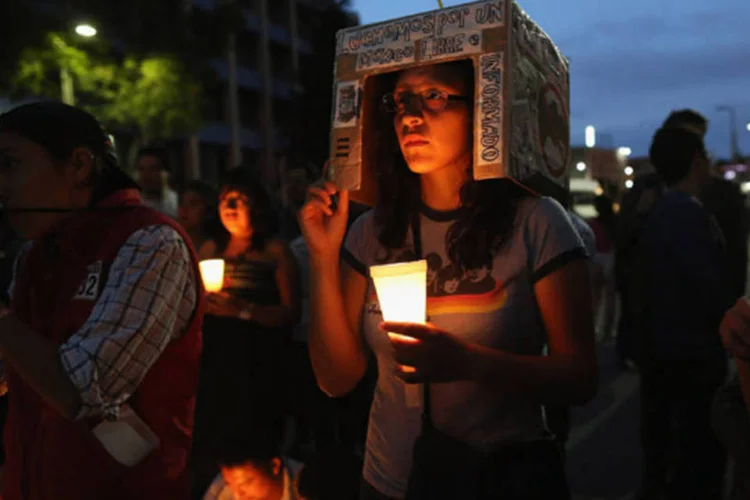 Estudante protesta no México com maquete de televisão na cabeça (John Moore/Getty Images)