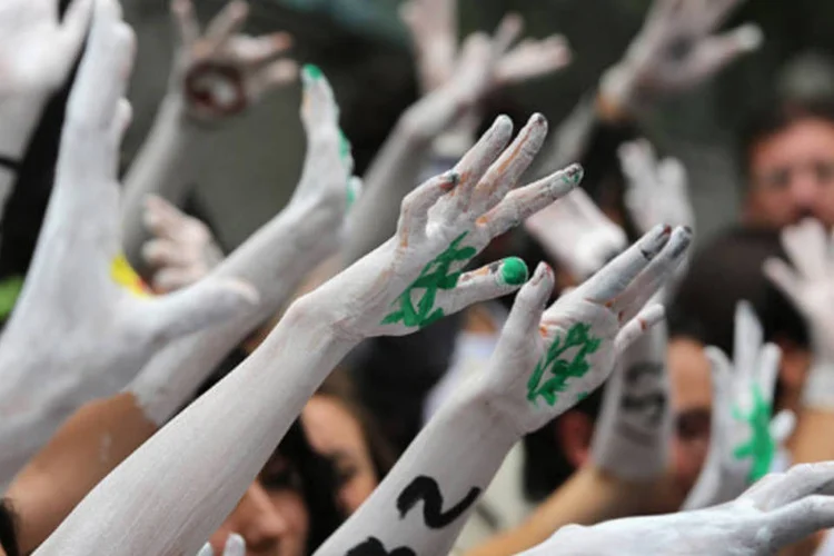 Universitários mexicanos pintam olhos nas mãos para pedir transparência e justiça nas eleições presidenciais em frente à Comissão Eleitoral Federal, na Cidade do México (John Moore/Getty Images)