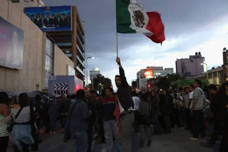 Em frente à emissora Televisa, estudantes protestam contra cobertura tendenciosa das eleições presidenciais do México (John Moore/Getty Images/AFP)