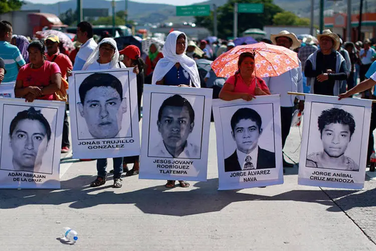 
	Em protesto, parentes seguram fotografias de estudantes desaparecidos em Guerrero, no M&eacute;xico
 (REUTERS/Jorge Dan Lopez)