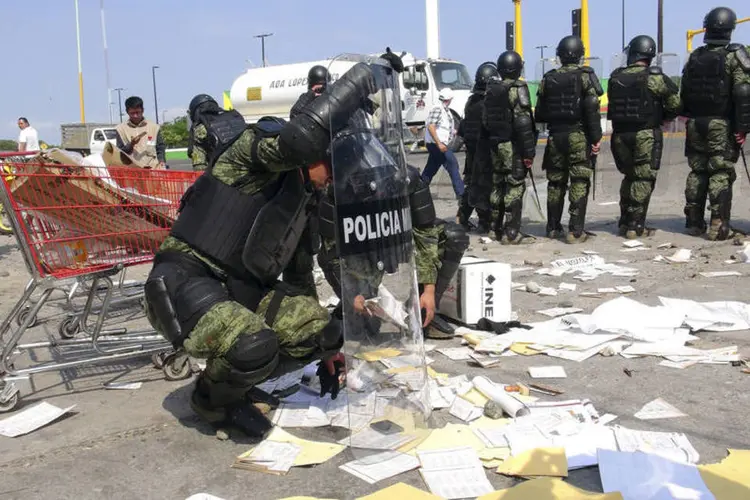 Polícia recolhe material de votação em Juchitan (Reuters)