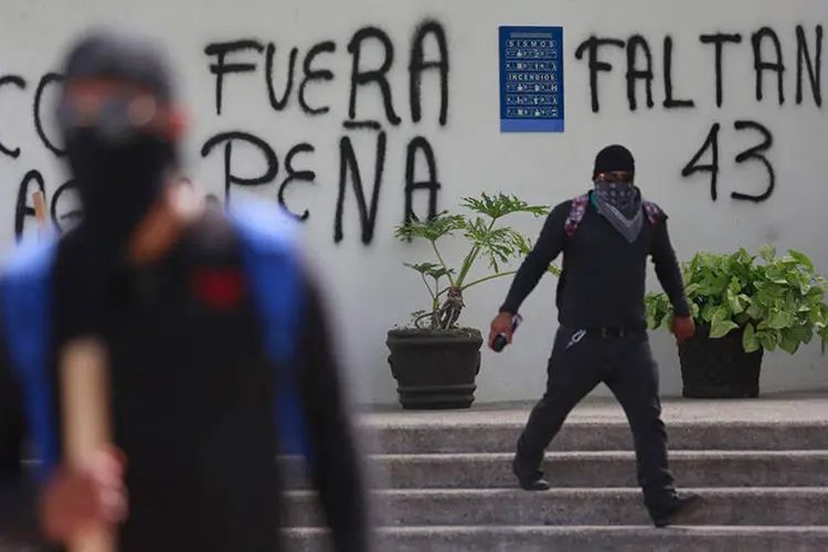 
	Manifestantes pedem sa&iacute;da de presidente do governo mexicano: as manifesta&ccedil;&otilde;es de protesto pelo caso dos estudantes desaparecidos continuam
 (REUTERS/Jorge Dan Lopez)