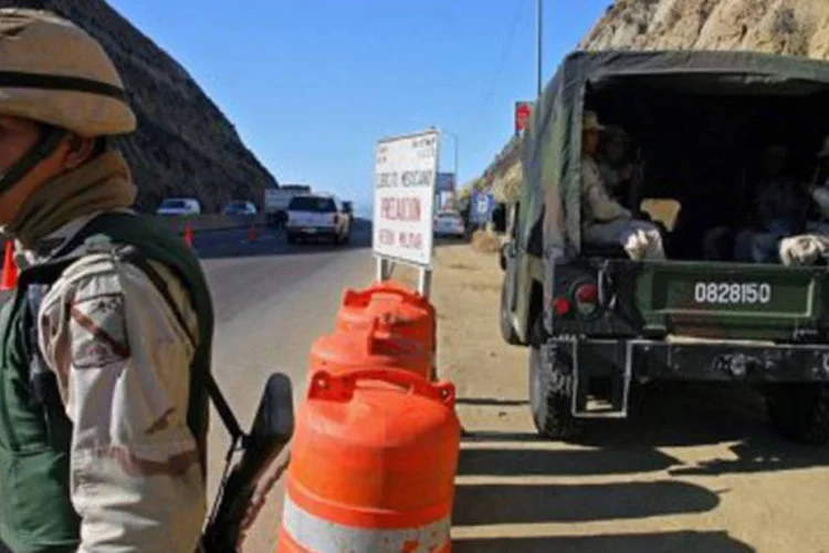 
	Soldados do ex&eacute;rcito mexicano participam de opera&ccedil;&atilde;o em posto de controle em Tijuana: quase 140.000 centro-americanos entram no M&eacute;xico de maneira ilegal a cada ano para ir aos EUA
 (Omar Torres/AFP)
