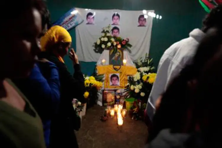 Pessoas participam de vigília em memória de Alexander Mora, um dos 43 jovens estudantes desaparecidos, que teve sua morte confirmada, após identificação positiva de seus restos por exame de DNA
 (Pedro Pardo/AFP)