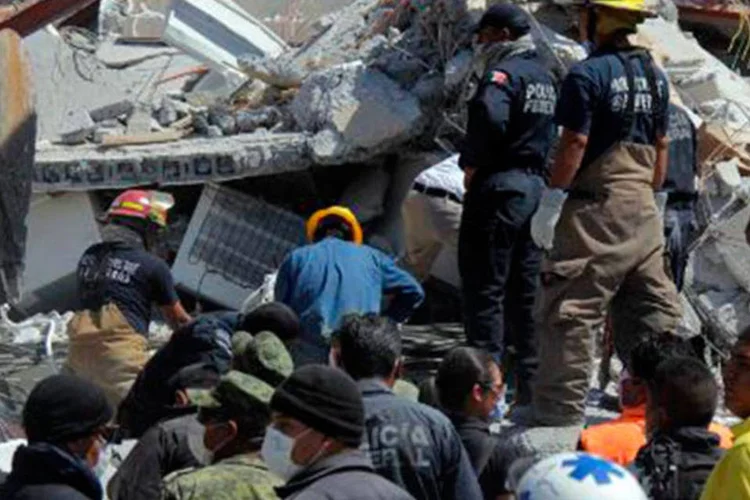 
	Equipes de resgate buscam sobreviventes de explos&atilde;o em shopping em Reynosa, no M&eacute;xico: as equipes trabalharam durante toda a tarde para assegurar que n&atilde;o h&aacute; pessoas presas
 (STR/AFP)