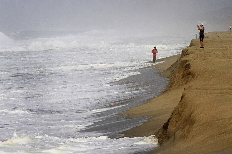 
	Praia em Acapulco, no M&eacute;xico: n&atilde;o h&aacute; previs&atilde;o de tsunamis na regi&atilde;o
 (REUTERS/Claudio Vargas)