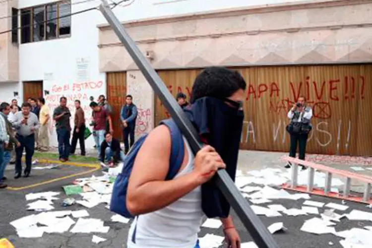 Manifestante protesta diante de sede de partido político em Morelia, Michoacán
 (ENRIQUE CASTRO SANCHEZ/AFP)