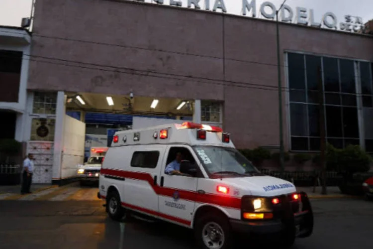 Ambulância deixa fábrica de cerveja do Grupo Modelo após acidente que matou sete pessoas, na Cidade do México  (REUTERS / Bernardo Montoya)