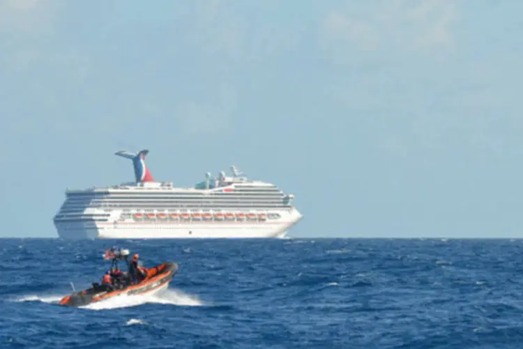 Navio á deriva no Golfo do México: a embarcação está sendo rebocada com a ajuda de navios da guarda-costeira dos Estados Unidos e de outro navio da Carnival. (GettyImages)