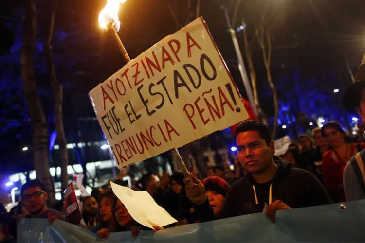 
	Manifestantes protestam contra o an&uacute;ncio de que 43 estudantes desaparecidos foram chacinados
 (Reuters/Edgard Garrido)