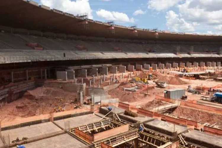 
	Obras no Mineir&atilde;o: recentemente foi conclu&iacute;da a instala&ccedil;&atilde;o da membrana da cobertura e dos pr&eacute;-moldados da passarela at&eacute; o Mineirinho
 (Monitoramento/Ministério do Esporte)