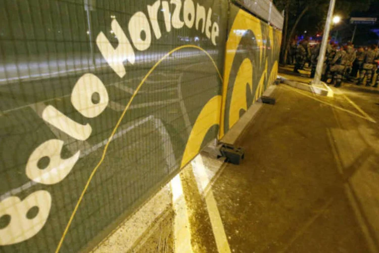 
	Pessoas come&ccedil;aram a atirar pedras nos policiais que fazem cord&atilde;o de isolamento na Avenida Ant&ocirc;nio Abrah&atilde;o Caram. A rea&ccedil;&atilde;o da PM foi com bombas de g&aacute;s lacrimog&ecirc;neo e de efeito moral
 (REUTERS/Sergio Moraes)