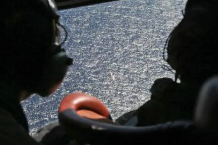 
	Membros da equipe do RNZAF P3, que participa das buscas pelo MH370: empresa australiana de levantamentos geof&iacute;sicos GeoResonance disse estar realizando a sua pr&oacute;pria opera&ccedil;&atilde;o, que teria resultado na detec&ccedil;&atilde;o de destro&ccedil;os boiando na ba&iacute;a de Bengala
 (Pool/AFP)