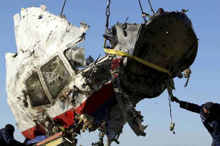 
	Destro&ccedil;os do voo MH17: relat&oacute;rio preliminar de setembro, concluiu que o avi&atilde;o foi abatido &quot;por um grande n&uacute;mero de proj&eacute;teis&quot;, o que levou a fortes suspeitas de um m&iacute;ssil
 (Antonio Bronic/Reuters)