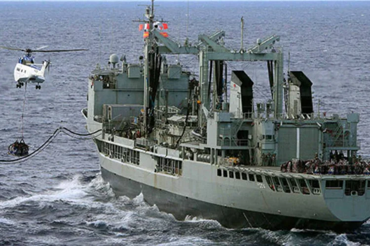 Navio da Austrália durante busca por destroços do avião da Malásia: esse é o primeiro relato de possíveis destroços do avião em semanas  (REUTERS/Australian Defence Force/Handout via Reuters)