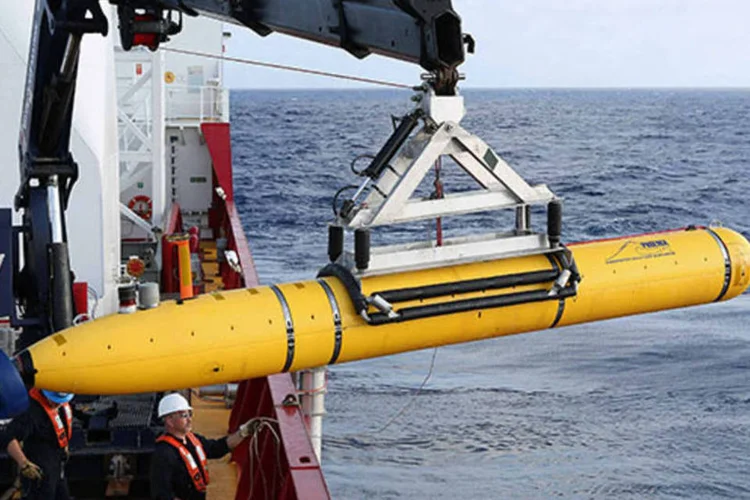 Foto de divulgação do Bluefin-21, da Marinha dos Estados Unidos, em posição para lançamento para uma missão de busca pelo voo MH370 da Malaysia Airlines (REUTERS/U.S. Navy photo by Mass Communication Specialist 1st Class Peter D. Blair/Divulgação via Reuters)