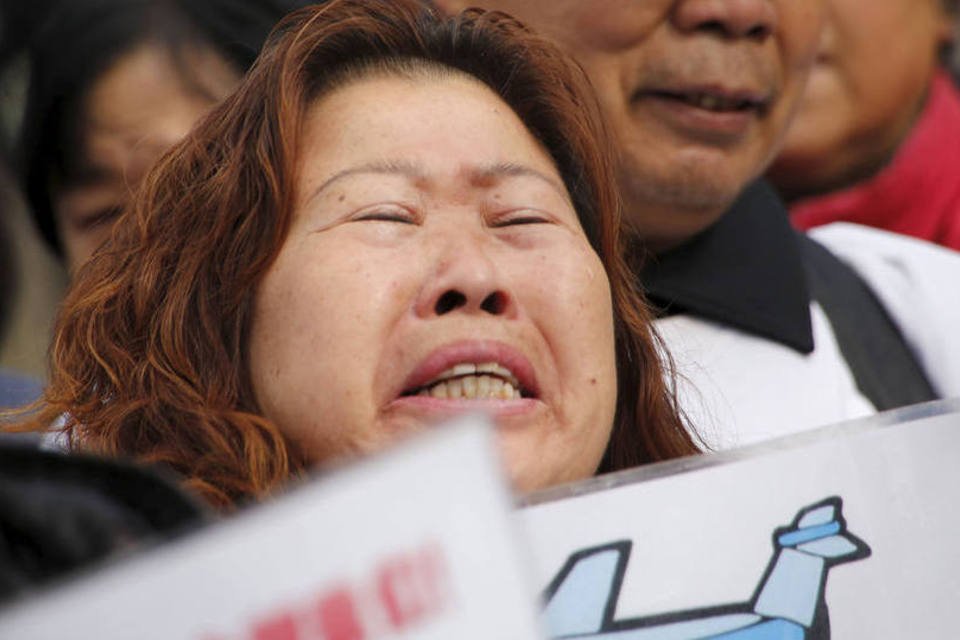 
	MH370: &quot;N&atilde;o devem parar as buscas nem a investiga&ccedil;&atilde;o&quot;, pediu uma familiar
 (Kim Kyung-hoon / Reuters)