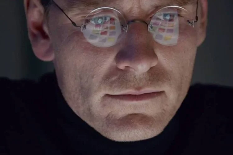 Michael Fassbender interpreta Jobs: o filme é dirigido por Danny Boyle (Reprodução)