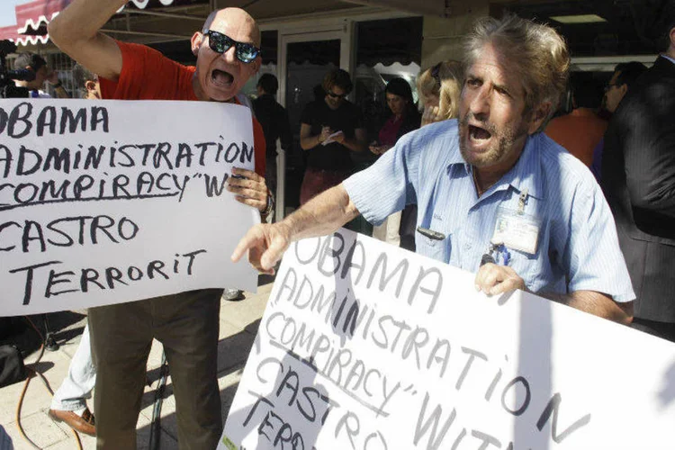 Ativistas protestam em Little Havana, Miami, contra retomada de relações diplomáticas entre EUA e Cuba (Javier Galeano/Reuters)