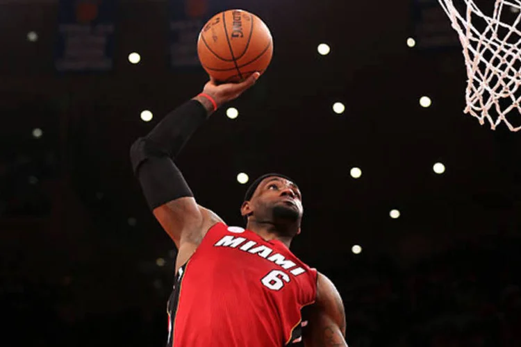 
	O trof&eacute;u de melhor jogador da temporada ser&aacute; entregue para LeBron na noite desta segunda-feira
 (Nick Laham/Getty Images)